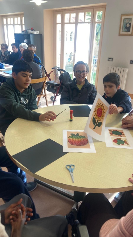 Manualidades con estudiantes del Colegio Anunciata